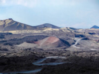 Etna, veduta dei numerosi centri eruttivi localizzati lungo il rift di NE Etna, veduta dei numerosi centri eruttivi localizzati lungo il rift di NE