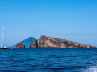 L’isola di Basiluzzo e il suo scoglio di Spinazzola con lo Stromboli alle loro spalle L’isola di Basiluzzo e il suo scoglio di Spinazzola con lo Stromboli alle loro spalle