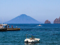 La tipica attività stomboliana vista da Panarea La tipica attività stomboliana vista da Panarea