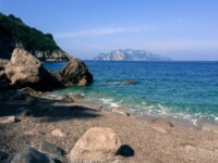 Capri dalla cala di Mitigliano Capri dalla cala di Mitigliano