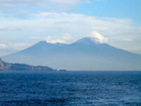 Il Vesuvio innevato dal Golfo di Pozzuoli Il Vesuvio innevato dal Golfo di Pozzuoli