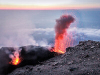 Stromboli e le sue eruzioni dalla terrazza craterica Stromboli e le sue eruzioni dalla terrazza craterica